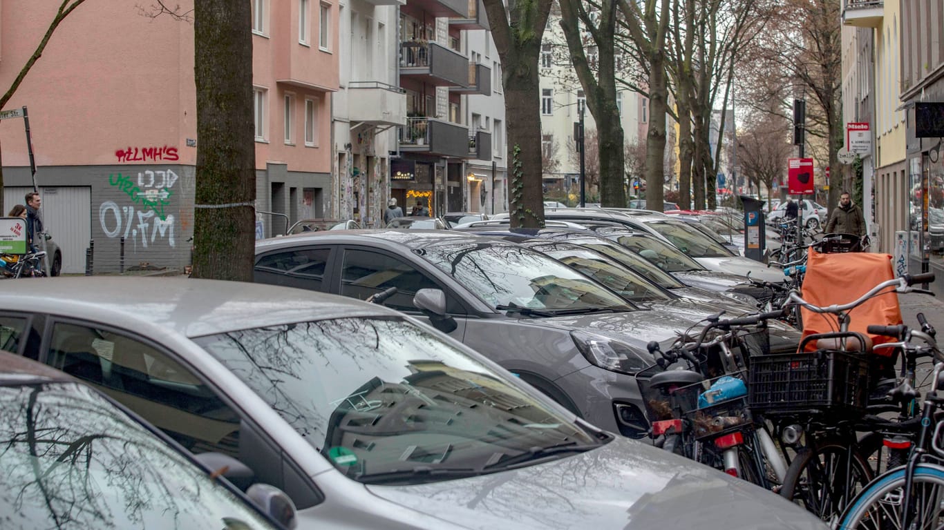 Parkende Autos im Belgischen Viertel (Archivfoto): Hier zu stehen wird für die Anwohner künftig teurer.