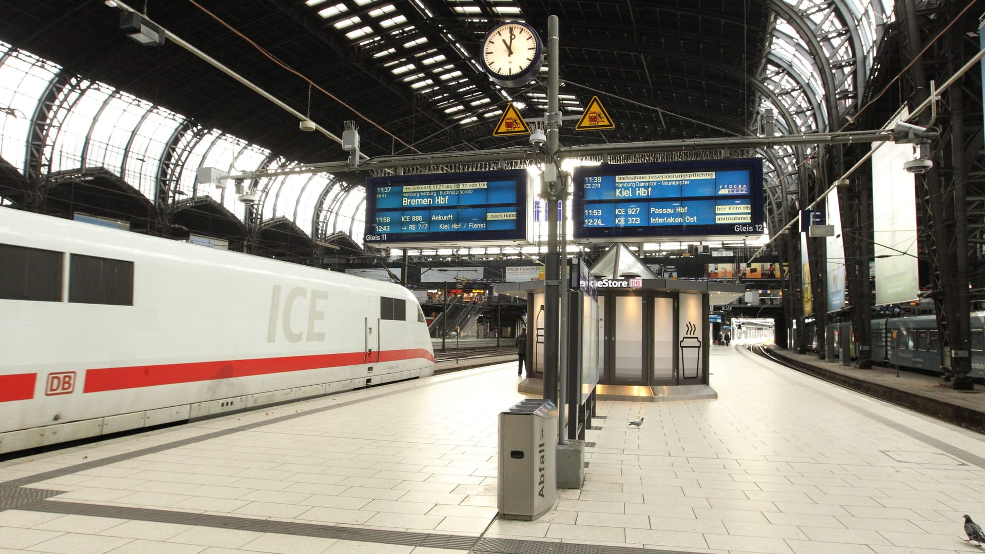 Ein ICE der Deutschen Bahn in Richtung Bremen steht im Hauptbahnhof Hamburg (Archivbild): Die Störungen könnten den gesamten Tag andauern. Ein ICE der Deutschen Bahn in Richtung Bremen steht im Hauptbahnhof Hamburg (Archivbild): Die Störungen könnten den gesamten Tag andauern.