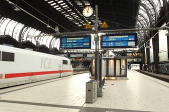Ein ICE der Deutschen Bahn in Richtung Bremen steht im Hauptbahnhof Hamburg (Archivbild): Die Störungen könnten den gesamten Tag andauern.