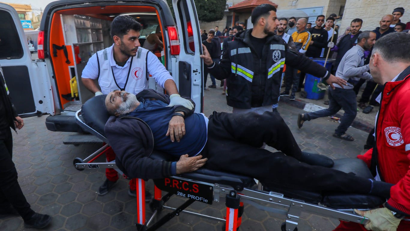 Rettungskräfte bringen einen Verletzten in das Al-Aksa-Krankenhaus im Gazastreifen: Die Klinik könne den Zustrom an Patienten kaum noch bewältigen, schreibt die Hilfsorganisation Ärzte ohne Grenzen.