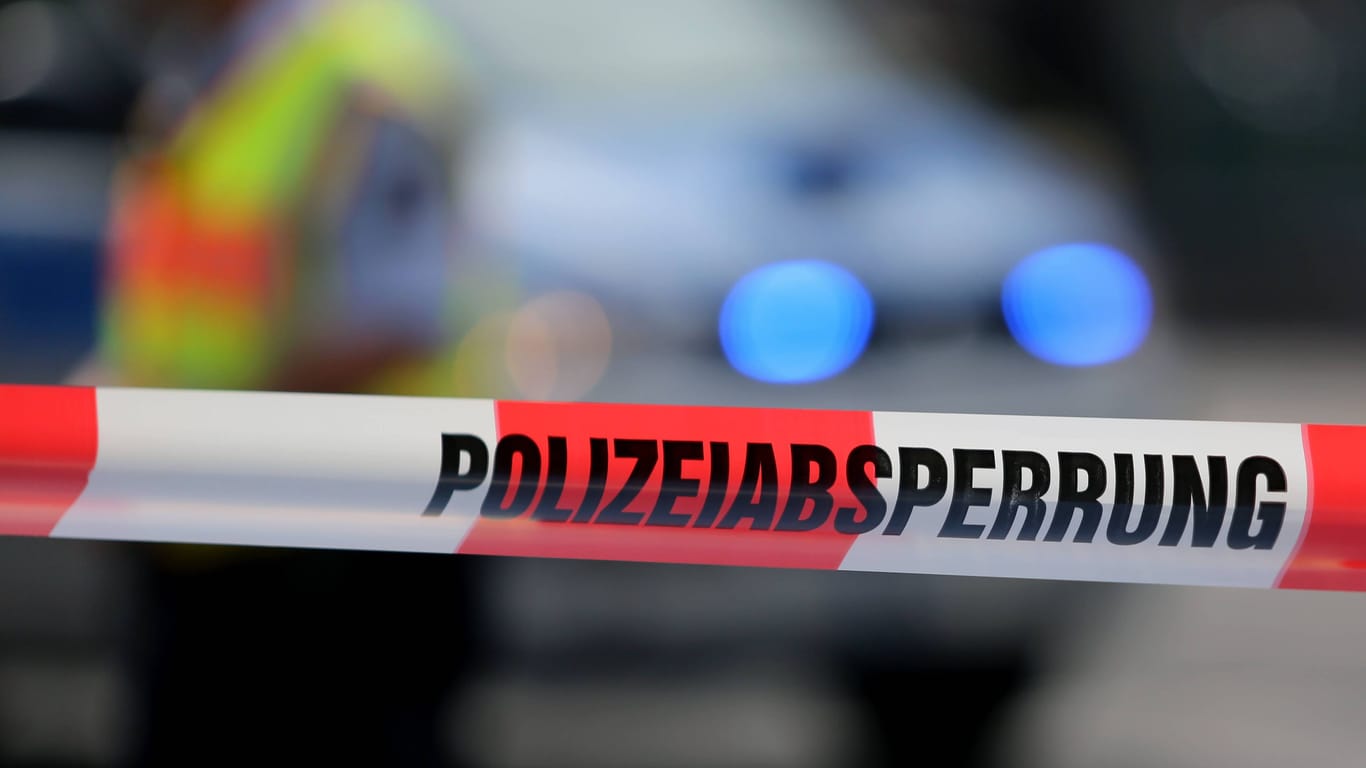 Polizeiabsperrung (Symbolbild): Vor einer Hamburger Diskothek ist ein Mann angeschossen worden.