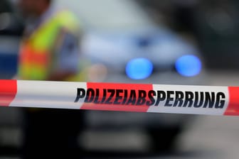 Polizeiabsperrung (Symbolbild): Vor einer Hamburger Diskothek ist ein Mann angeschossen worden.