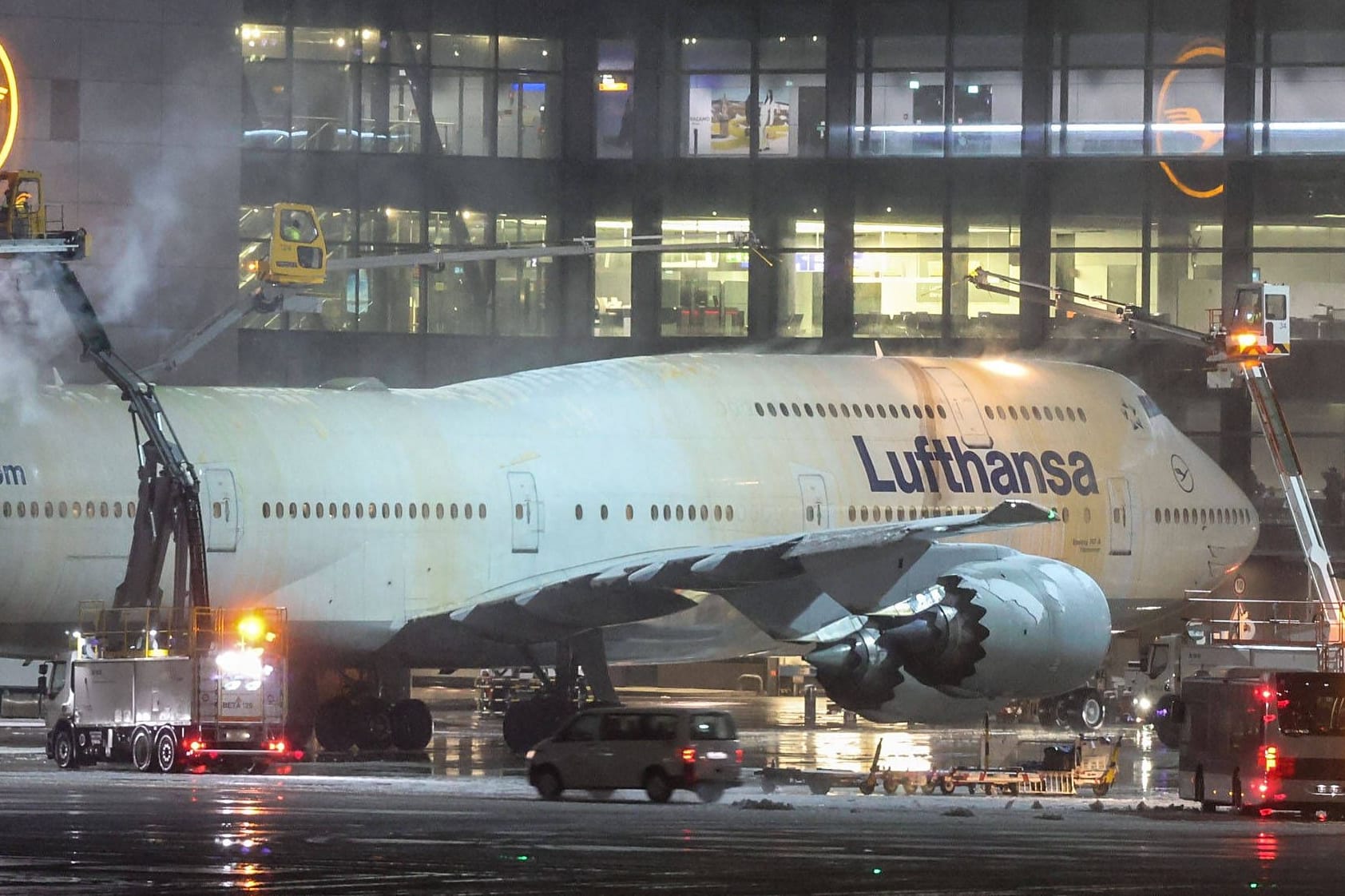 Ein Jumbo-Jet der Lufthansa wird in Frankfurt enteist: Die US-Luftfahrtbehörde FAA hat alle Boeing 747 zum Check beordert.