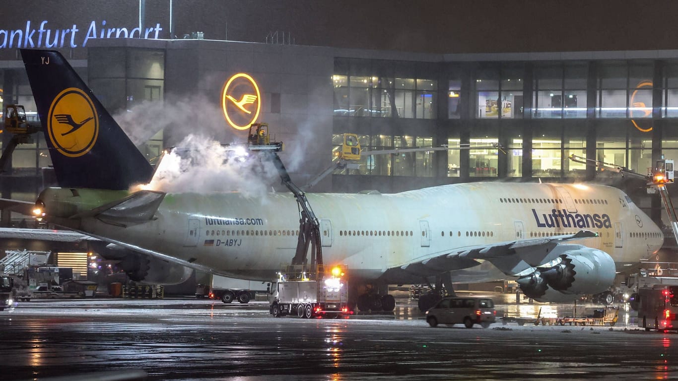 Ein Jumbo-Jet der Lufthansa wird in Frankfurt enteist: Die US-Luftfahrtbehörde FAA hat alle Boeing 747 zum Check beordert.