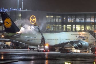Ein Jumbo-Jet der Lufthansa wird in Frankfurt enteist: Die US-Luftfahrtbehörde FAA hat alle Boeing 747 zum Check beordert.
