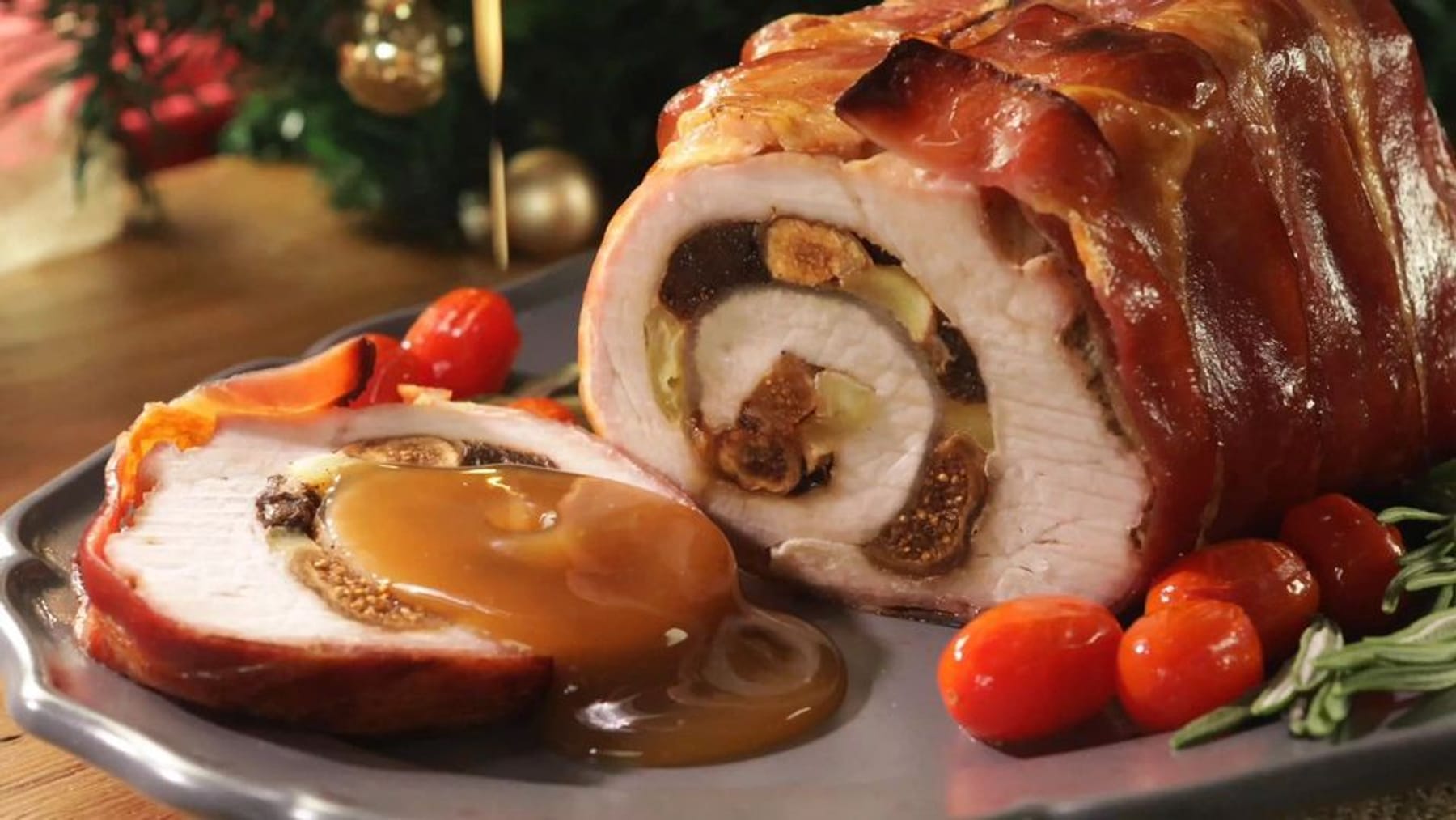 Weihnachten: Wie die perfekte Schweinelende im Speckmantel gelingt | Video
