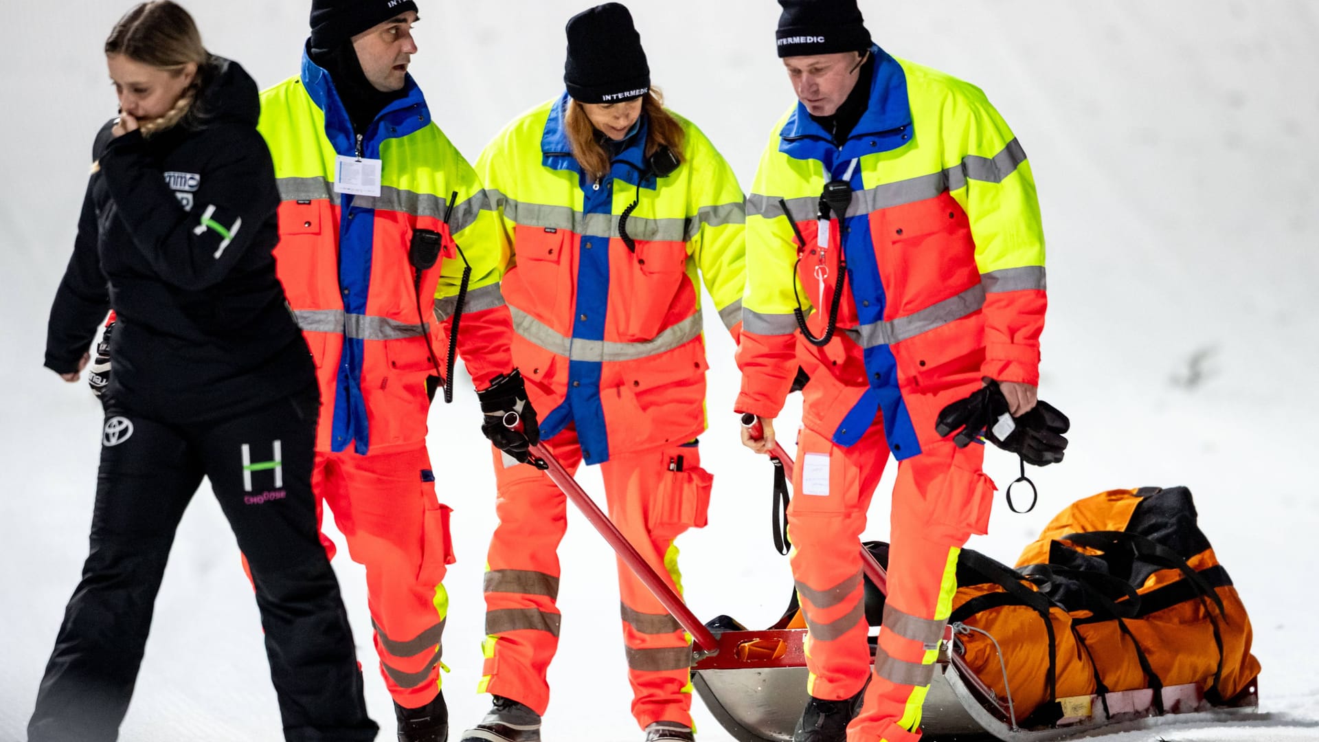 Rettungskräfte transportieren Anna Odine Ström ab: Die Skispringerin stürzte in Engelberg schwer.