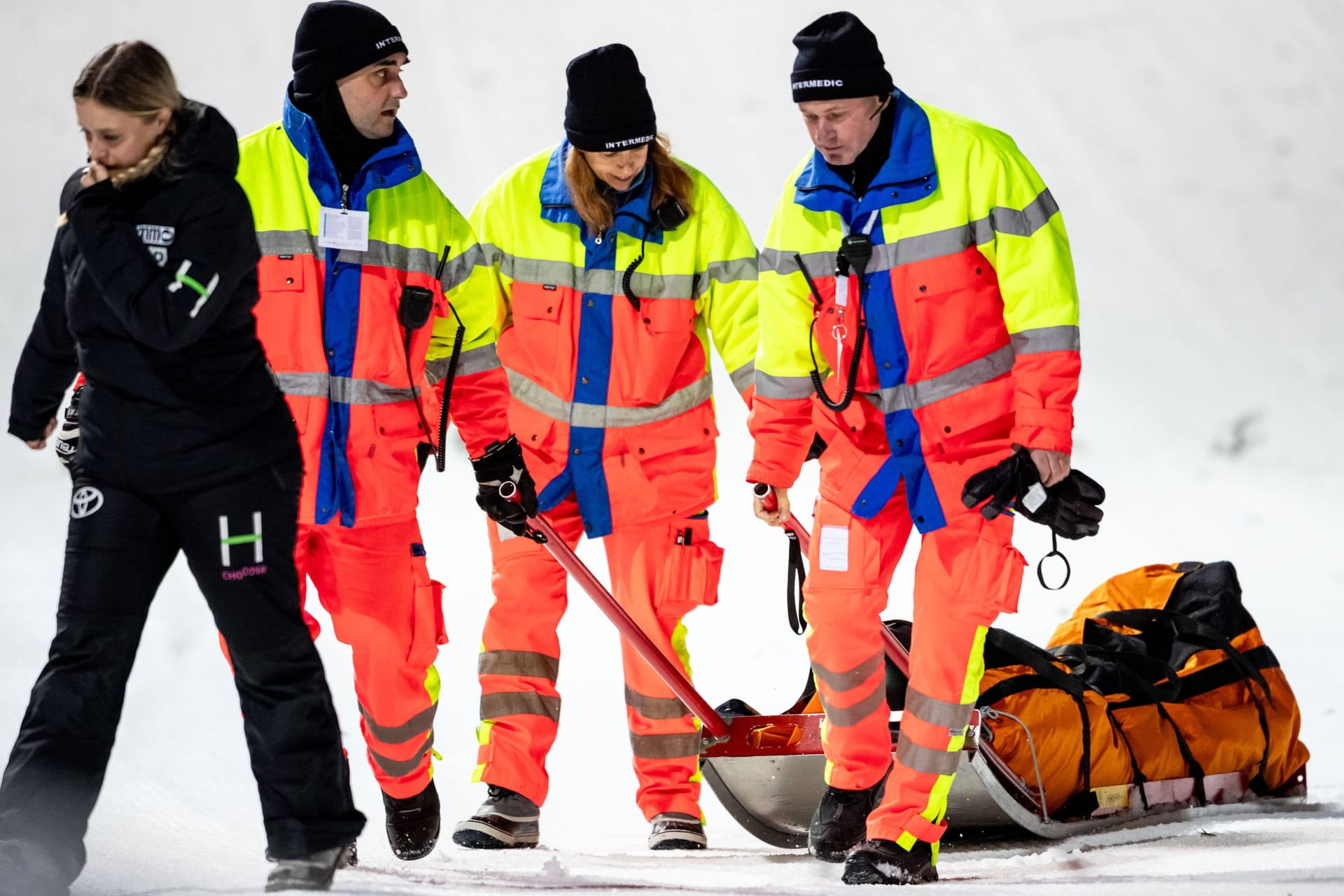 Rettungskräfte transportieren Anna Odine Ström ab: Die Skispringerin stürzte in Engelberg schwer.