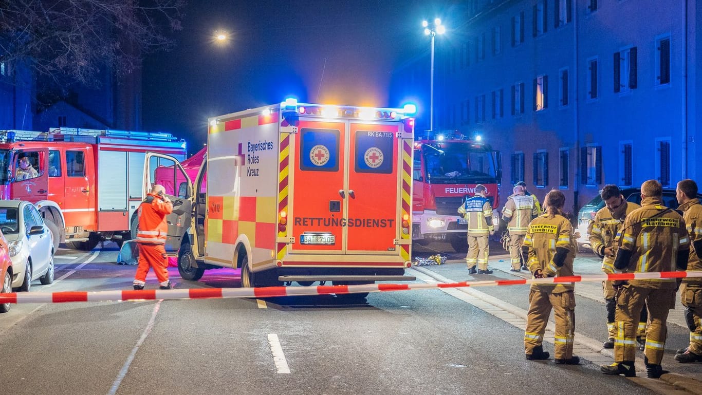 Helfer an der Unfallstelle in Bamberg: Hier ist ein 75 Jahre alter Fußgänger war von einem Auto erfasst und tödlich verletzt worden.