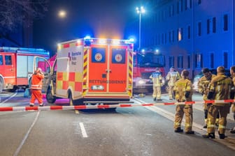 Helfer an der Unfallstelle in Bamberg: Hier ist ein 75 Jahre alter Fußgänger war von einem Auto erfasst und tödlich verletzt worden.