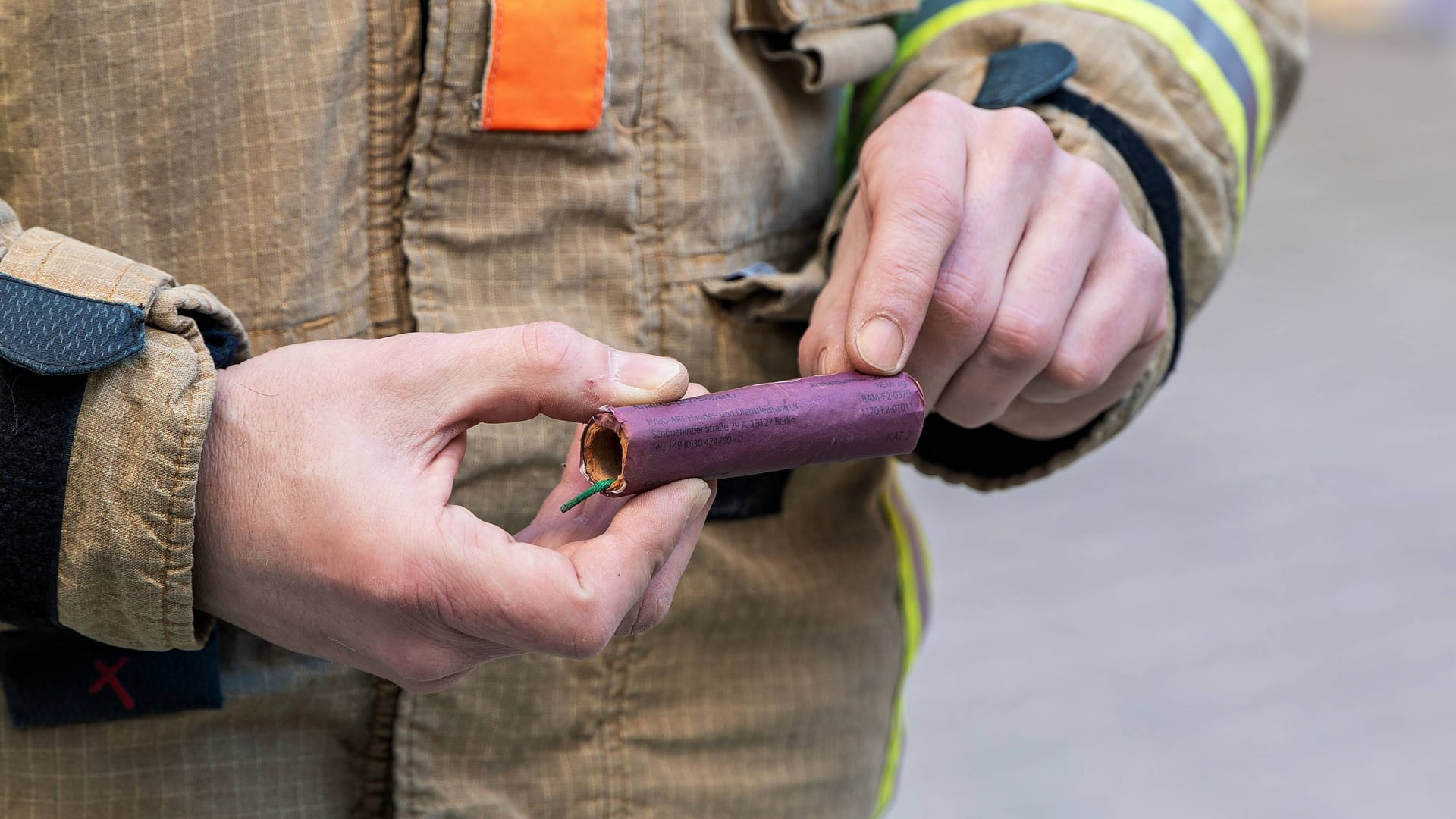 Feuerwehrmann mit Böller in den Händen (Archivbild): Experten warnen vor verantwortungslosem Umgang mit Silvesterknallern.