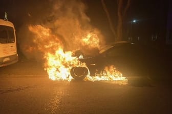 Ein Auto in Flammen: In Dortmund geriet ein Auto während des Fahrens in Brand.