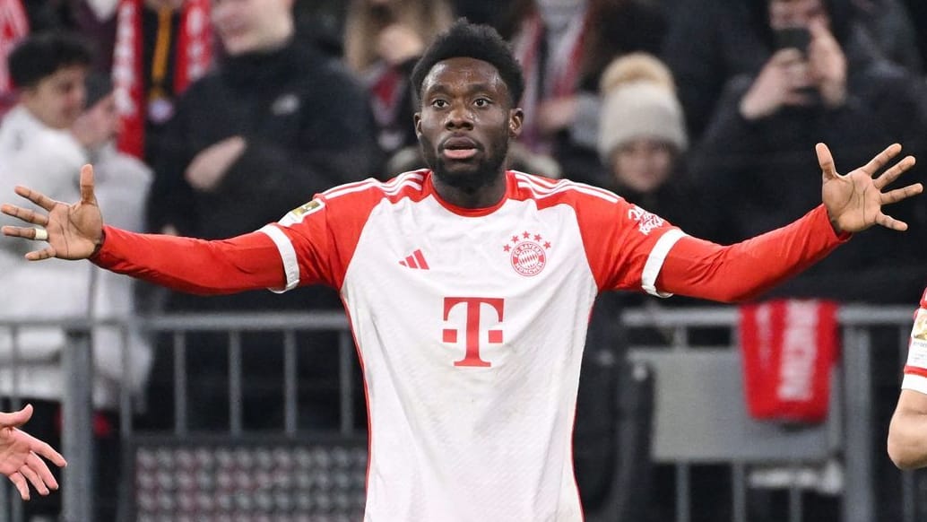 Alphonso Davies: Der kandadische Nationalspieler zögert seit Monaten mit seiner Vertragsverlängerung beim FC Bayern.