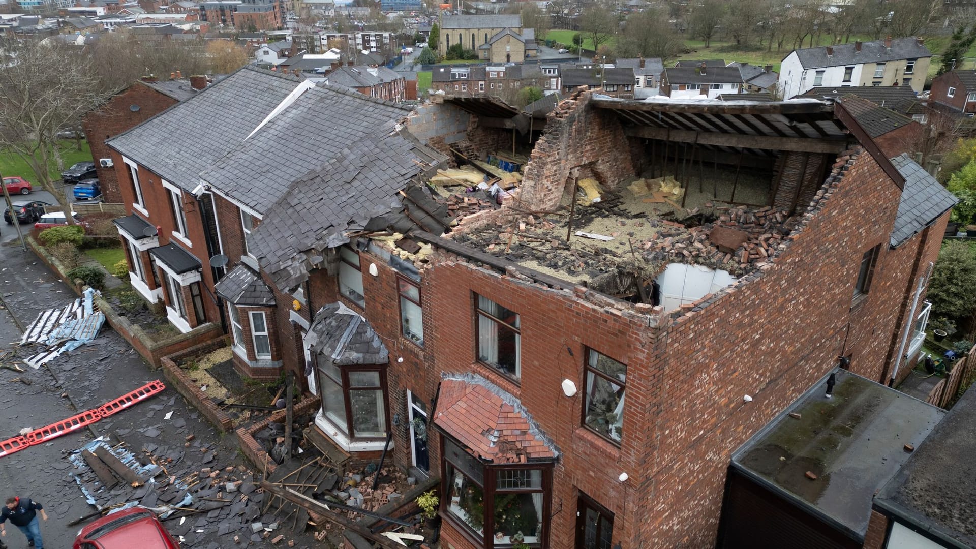 Mutmaßlicher Tornado sorgt in der Nacht auf Donnerstag für Zerstörung im Großraum Manchester.