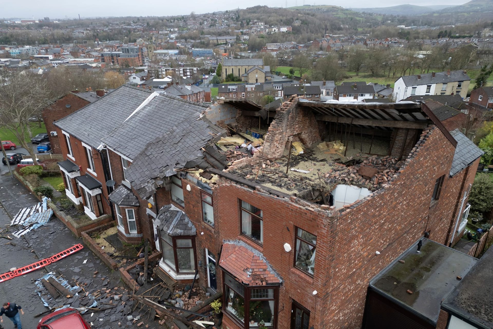 Mutmaßlicher Tornado sorgt in der Nacht auf Donnerstag für Zerstörung im Großraum Manchester.