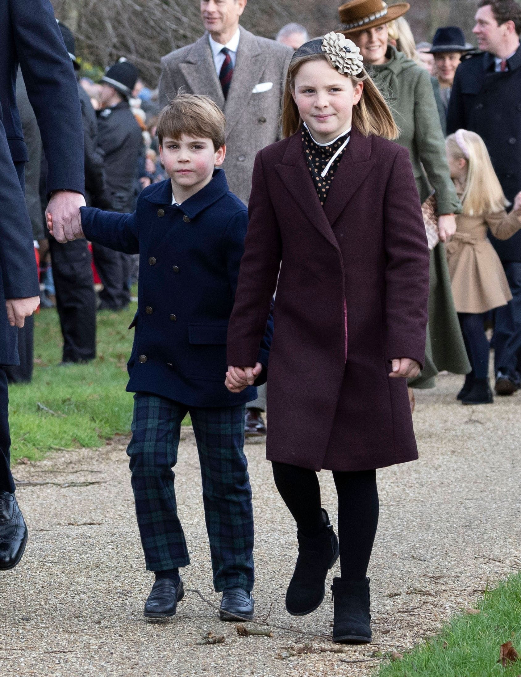 Prinz Louis und Mia Tindall laufen Hand in Hand.