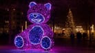 Dresden: Der lila Teddybär auf dem Augustusmarkt wurde stark beschädigt.