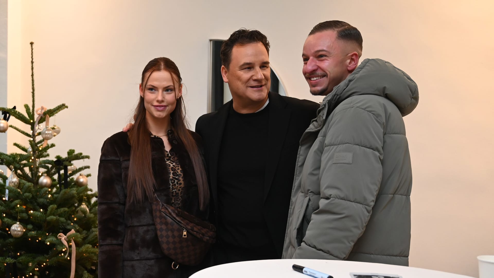 Guido Maria Kretschmer posiert mit seinen Fans: Der Star-Designer hat einen Pop-up-Store in Hamburg eröffnet.