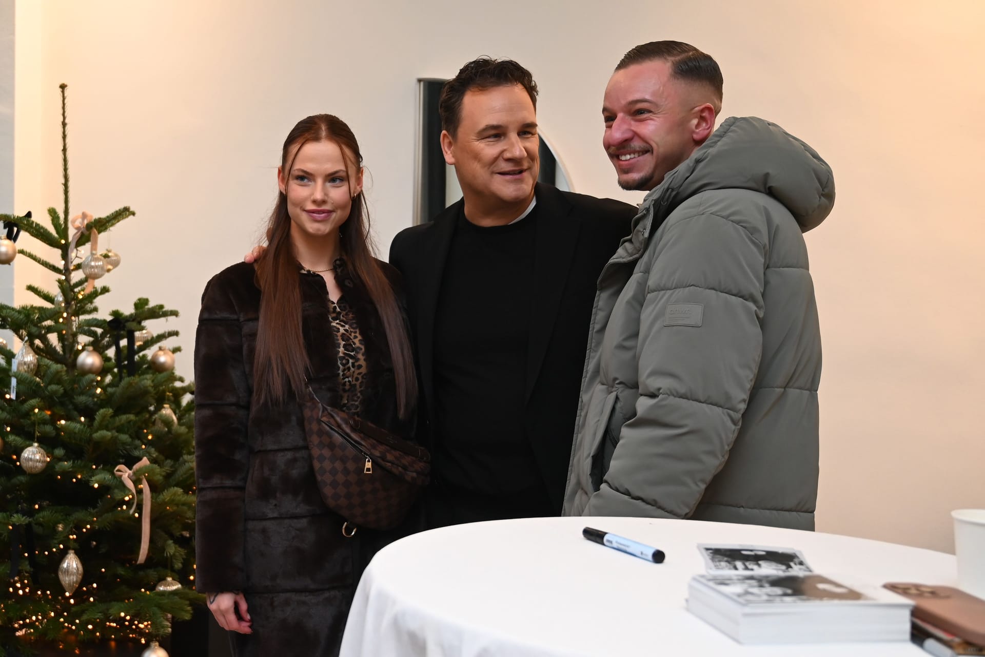 Guido Maria Kretschmer posiert mit seinen Fans: Der Star-Designer hat einen Pop-up-Store in Hamburg eröffnet.