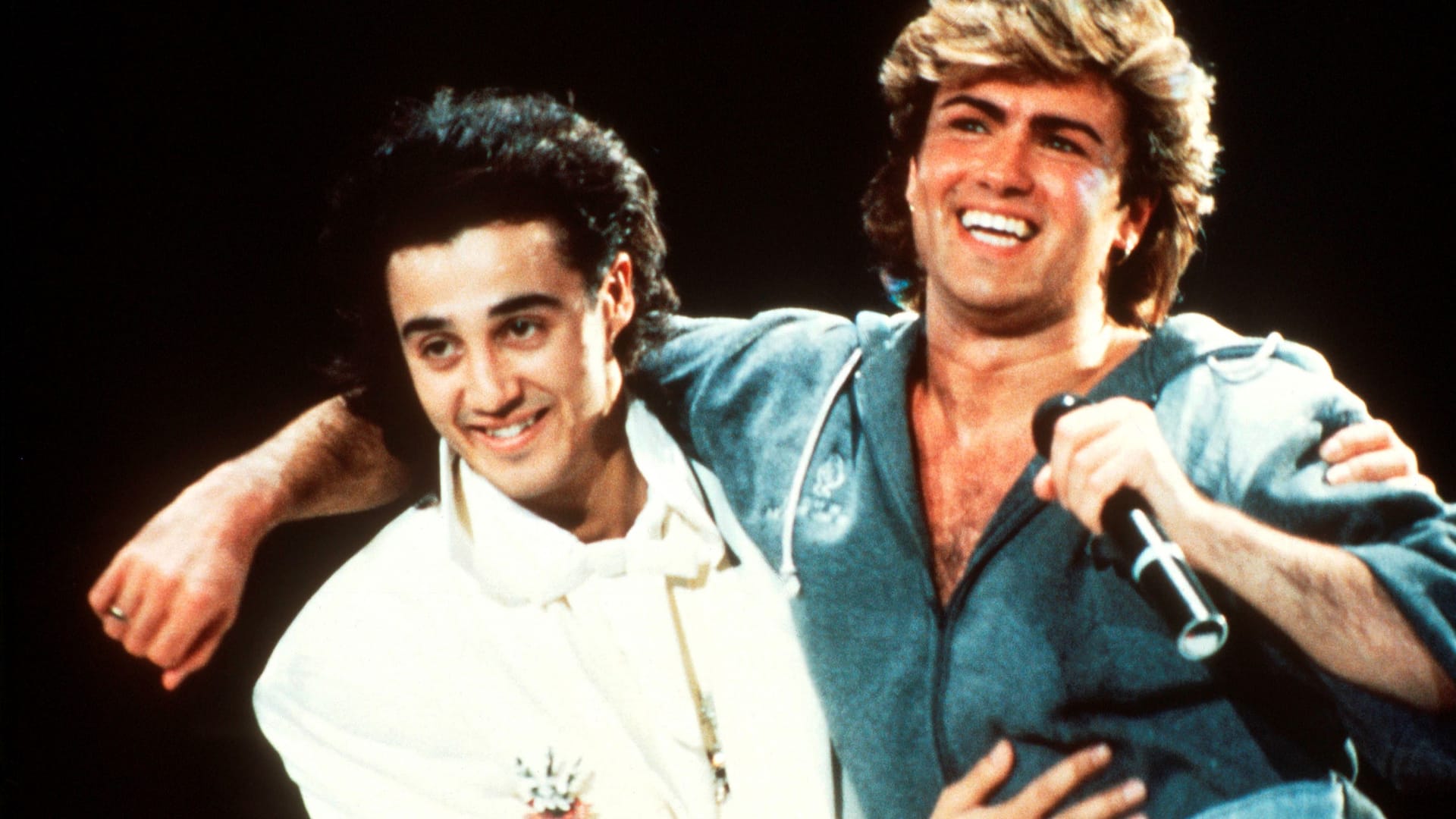 Andrew Ridgeley (l.) George Michael performen auf der Bühne. Die beiden veröffentlichten 1984 als Wham! einen den der größten Weihnachtshits aller Zeiten.