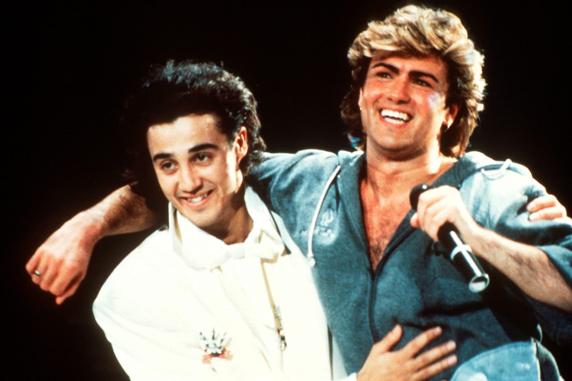 Andrew Ridgeley (l.) George Michael performen auf der Bühne. Die beiden veröffentlichten 1984 als Wham! einen den der größten Weihnachtshits aller Zeiten.