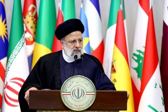 Der iranische Präsident Ebrahim Raisi (Archivbild) hat Israel Vergeltung angedroht.