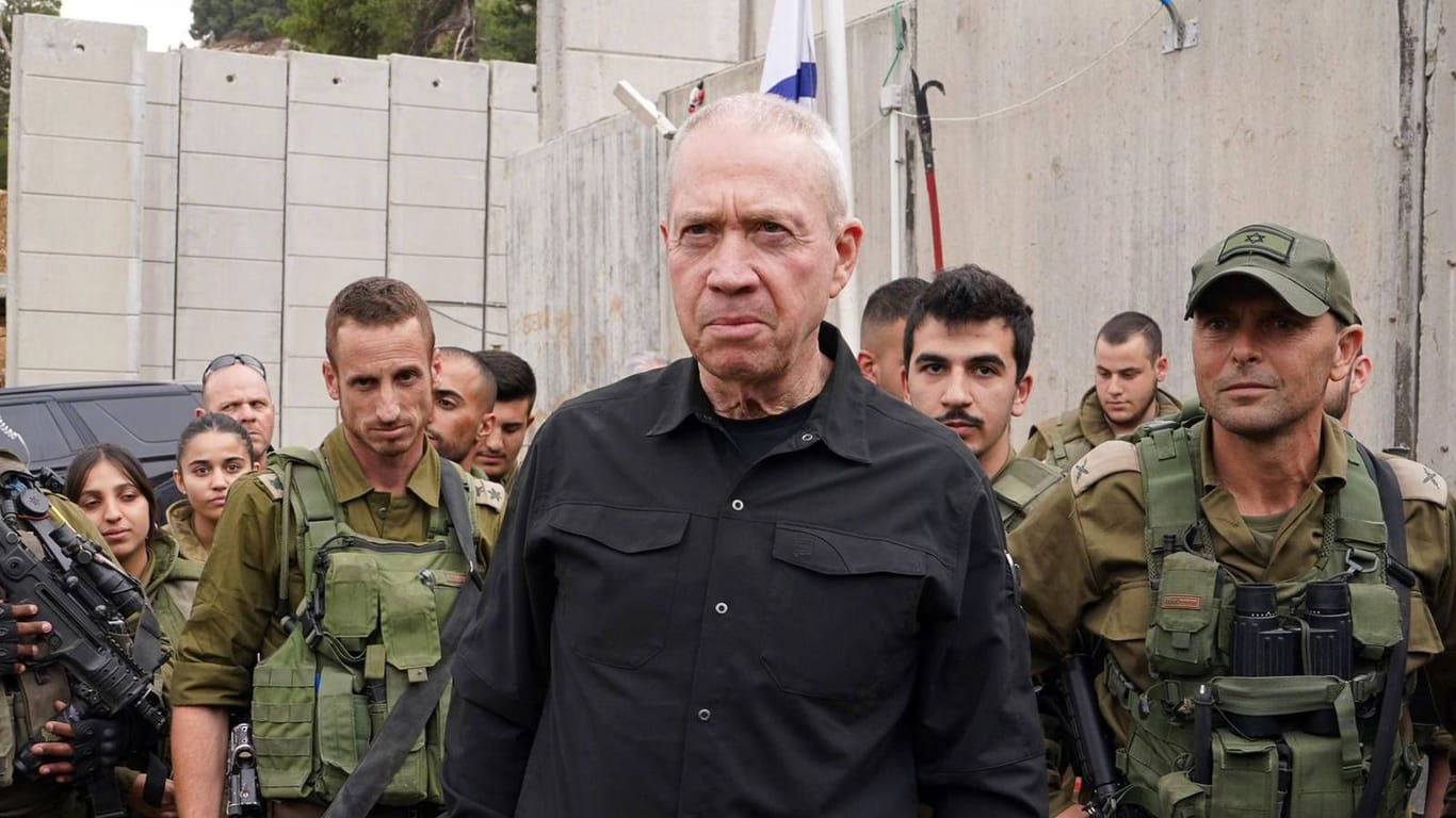 Israelischer Verteidigungsminister Yoav Galant mit Soldaten: Falls sich die Geiseln nicht durch Verhandlungen möglich seien, werde die Armee andere Mittel anwenden.