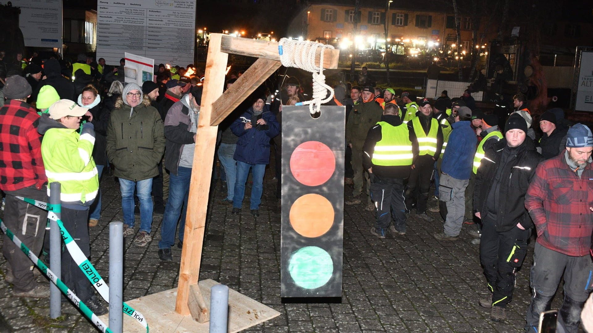 Bauern am Dienstag im saarländischen St. Ingbert: Zu einer Veranstaltung der Grünen brachten sie einen Galgen mit.