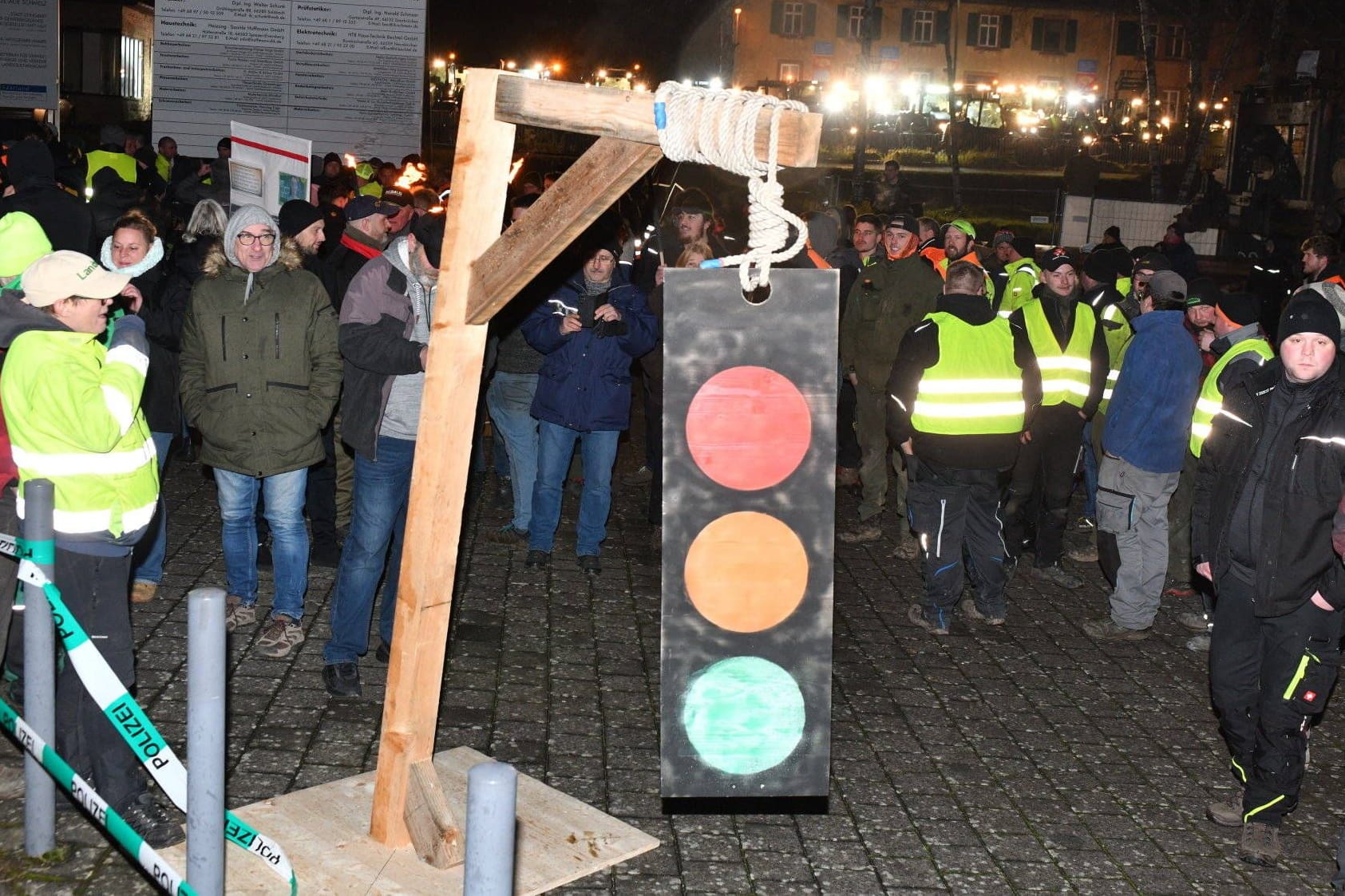 Bauern am Dienstag im saarländischen St. Ingbert: Zu einer Veranstaltung der Grünen brachten sie einen Galgen mit.