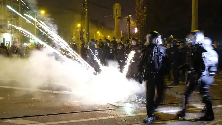 Polizeibeamte an Silvester 2022 in Berlin (Archivbild): Die Fahnder beschlagnahmten nun mehr als hundert Kilo Pyrotechnik, die für diesjährige Krawalle bestimmt gewesen sein sollen.