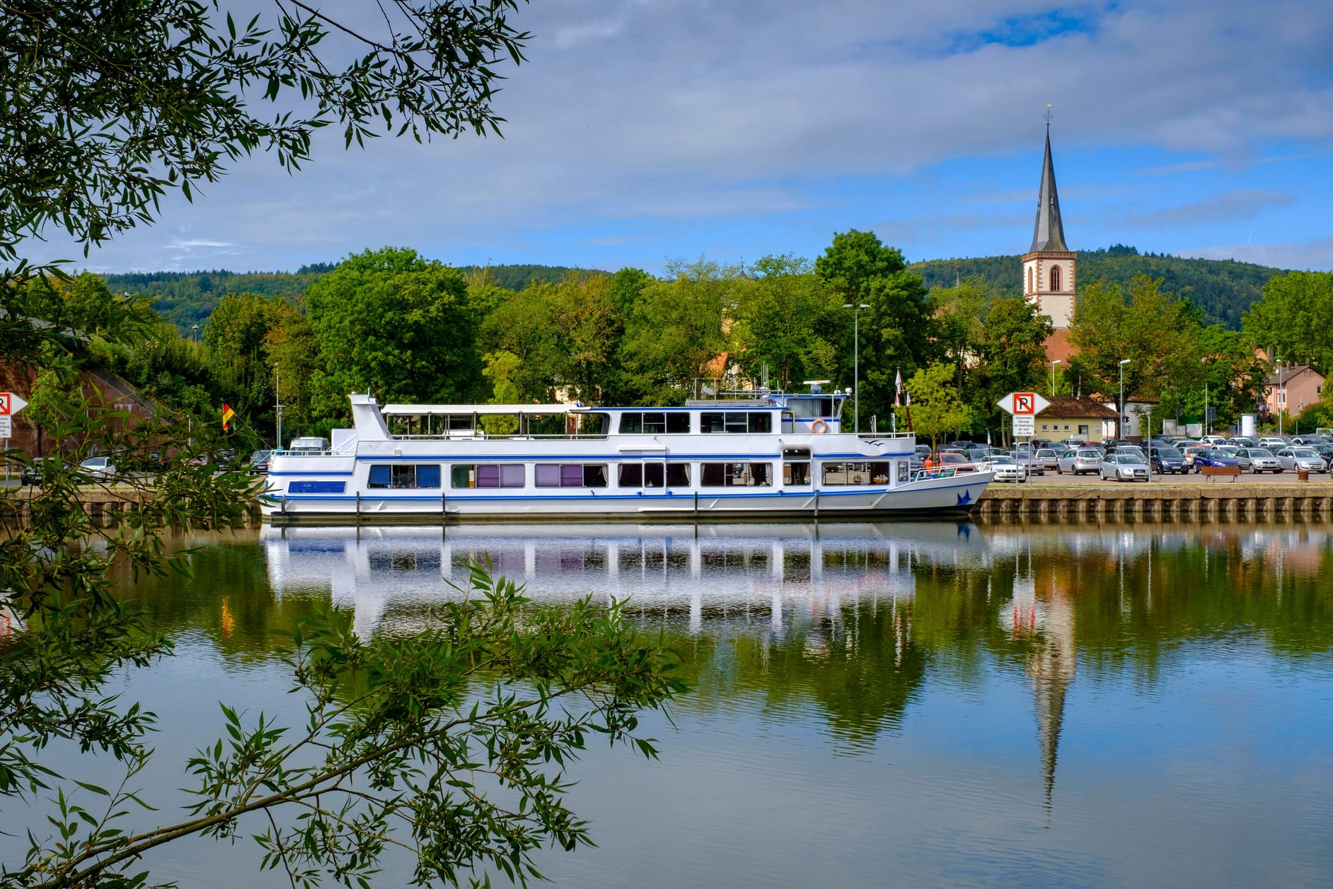 Ein Fahrgastschiff auf dem Main (Symbolbild).