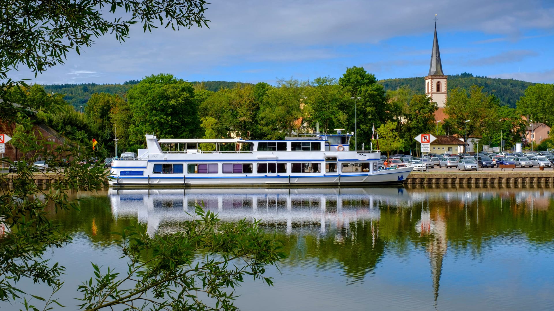 Ein Fahrgastschiff auf dem Main (Symbolbild).