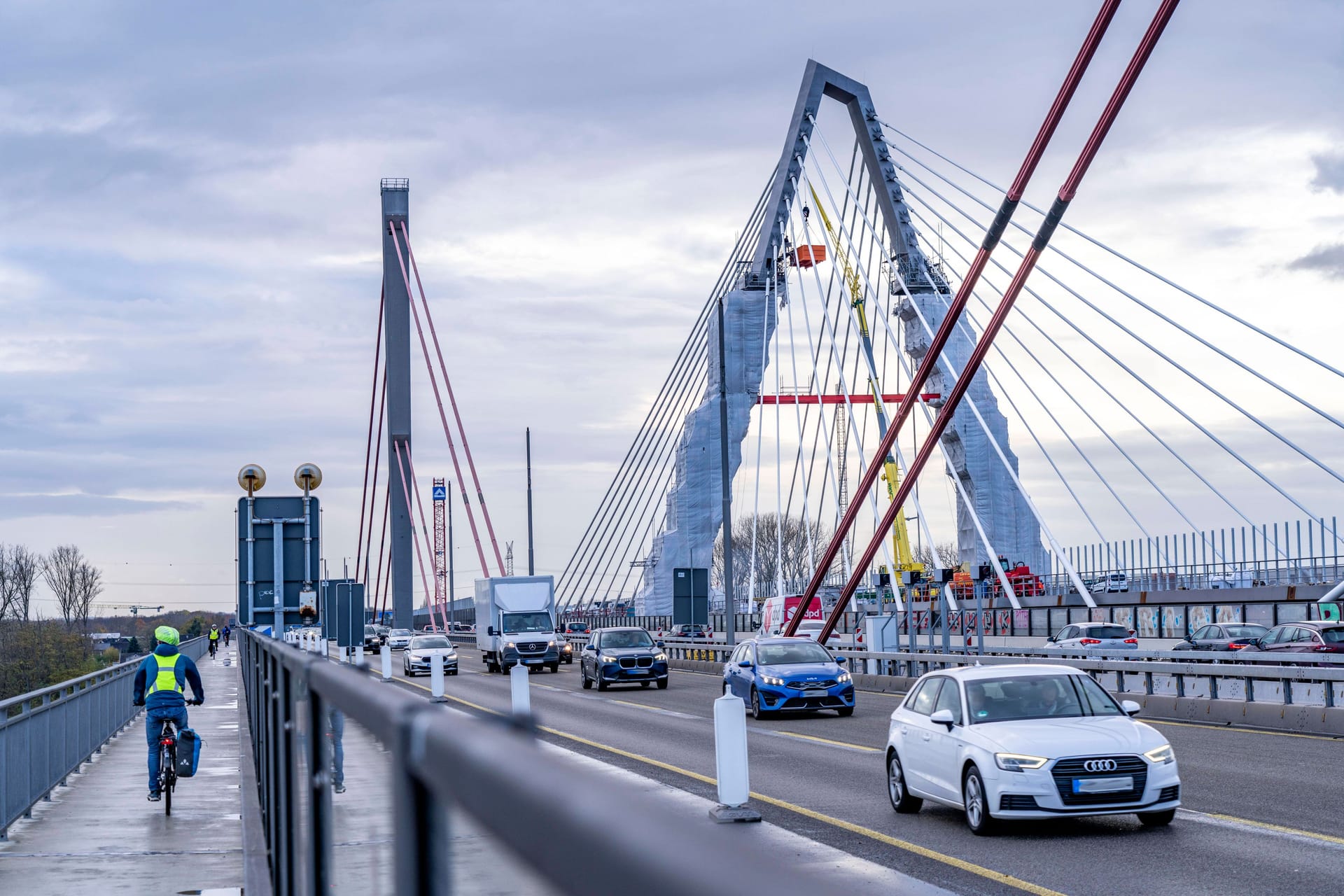 Die A1 über den Rhein bei Leverkusen (Archivfoto): Nach der Fertigstellung der neuen Brücke im Hintergrund soll die alte Brücke, im Vordergrund, abgerissen werden.