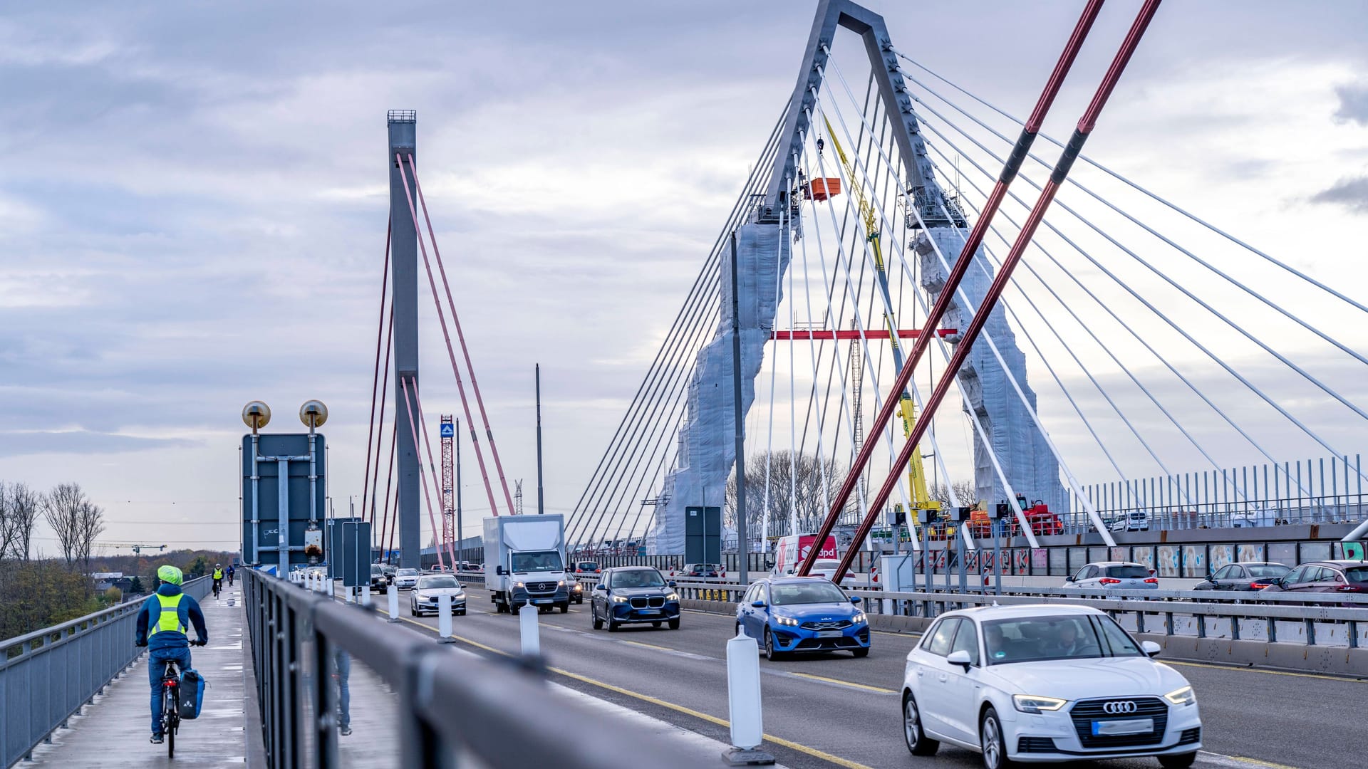 Die A1 über den Rhein bei Leverkusen (Archivfoto): Nach der Fertigstellung der neuen Brücke im Hintergrund soll die alte Brücke, im Vordergrund, abgerissen werden.