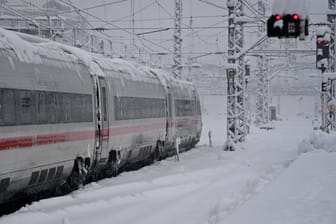 Die Signale stehen auf Rot (Symbolbild): Am Donnerstag müssen Bahnreisende viel Geduld aufbringen.