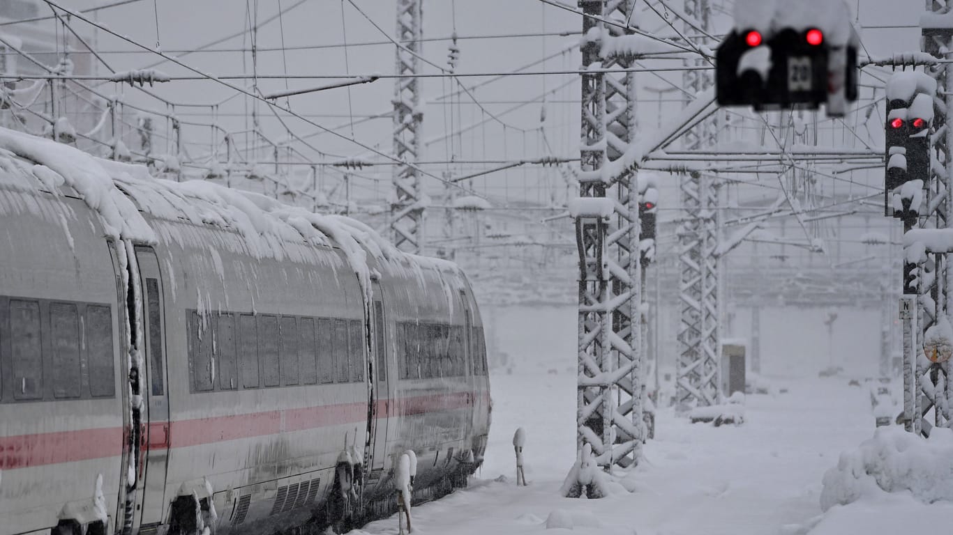 Die Signale stehen auf Rot (Symbolbild): Am Donnerstag müssen Bahnreisende viel Geduld aufbringen.