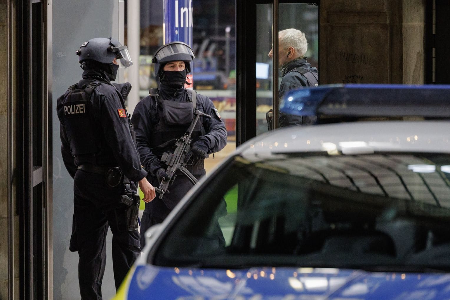 Einsatzkräfte der Polizei im Bielefelder Hauptbahnhof: Seit dem Nachmittag stehen hier die Züge still.