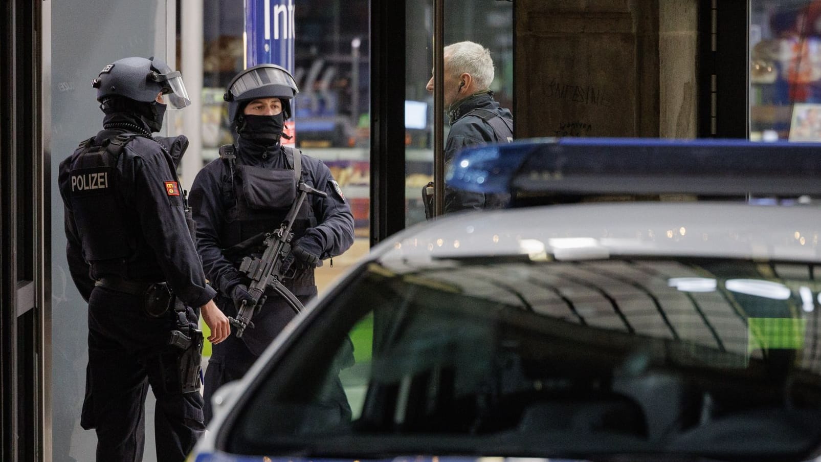 Einsatzkräfte der Polizei im Bielefelder Hauptbahnhof: Seit dem Nachmittag stehen hier die Züge still.