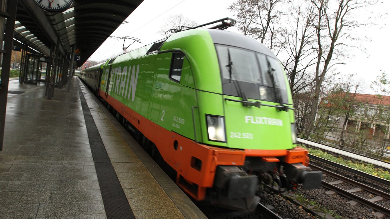 Flixtrain fährt durch Bahnhof (Symbolfoto): Hannover verliert seine Verbindung nach Hamburg.