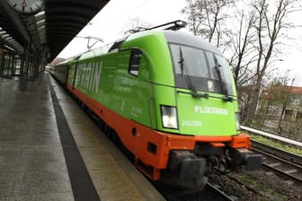 Flixtrain fährt durch Bahnhof (Symbolfoto): Hannover verliert seine Verbindung nach Hamburg.