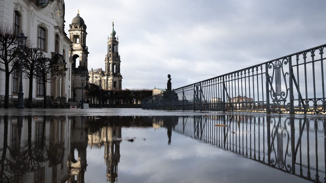 Dresden: Laut Prognosen sollte die Elbe einen Wasserstand von sechs Metern erreichen.