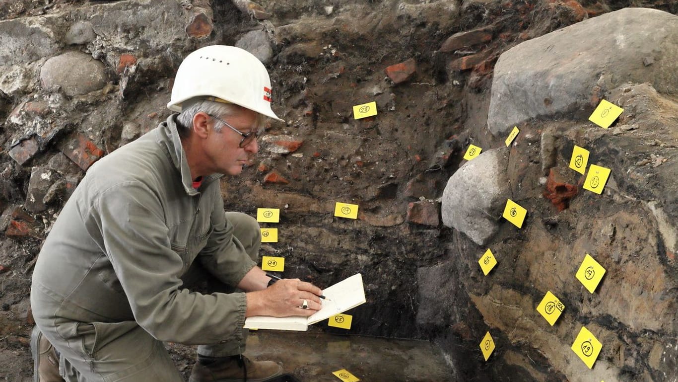Grabungsleiter Dr. Martin Eckert bei der Ausgrabung (Archivbild): Inzwischen liegen die ersten Ergebnisse vor.