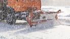 Schneeräumfahrzeug im Einsatz (Symbolbild): In dem aufgehäuften Haufen einer solchen Räumaktion kam es zu einer gefährlichen Situation.
