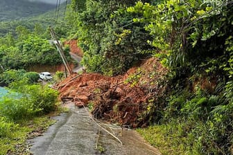 Ein Weg ist nach Folgen einer massiven Explosion in einem Industriegebiet verschüttet: Auf den Seychellen wurden mehrere Menschen verletzt.