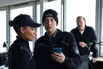 Lisa Cunnigham (Cynthia Micas) und Katta Strüwer (Elena Uhlig) suchen mit Gero von Bernbeck (Bernd Hölscher) im neuen "Der Bremerhaven-Krimi. Tödliche Fracht" sprichwörtlich die Nadel im Heuhaufen.