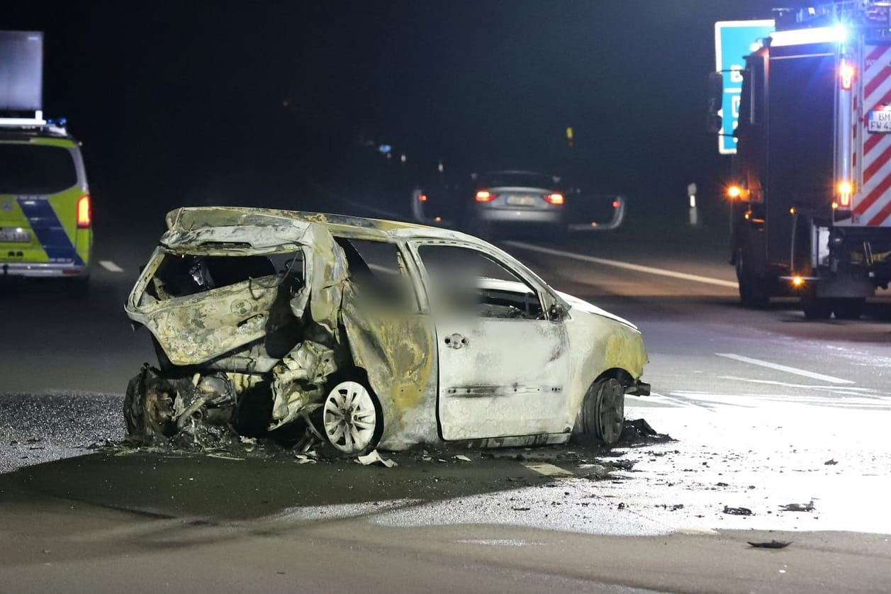 Der ausgebrannte VW Polo: Zwei Nachwuchsspieler des 1. FC Köln waren in einen tödlichen Verkehrsunfall verwickelt