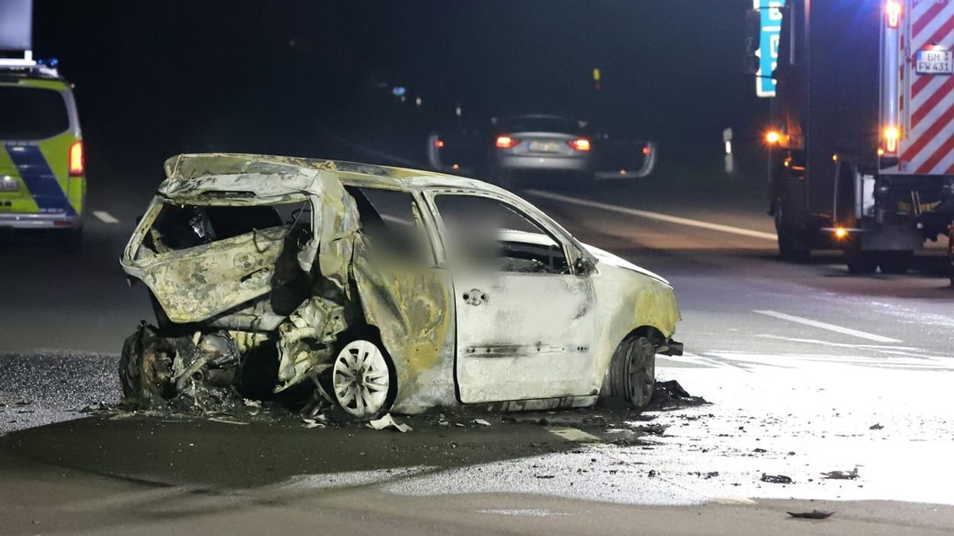 Der ausgebrannte VW Polo: Zwei Nachwuchsspieler des 1. FC Köln waren in einen tödlichen Verkehrsunfall verwickelt