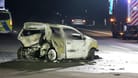 Der ausgebrannte VW Polo: Zwei Nachwuchsspieler des 1. FC Köln waren in einen tödlichen Verkehrsunfall verwickel