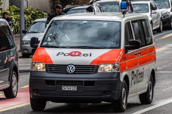 Schweizer Polizeiauto (Symbolbild): Zahlreiche Einsatzkräfte suchten im Kanton Wallis nach einem mutmaßlichen Gewalttäter.