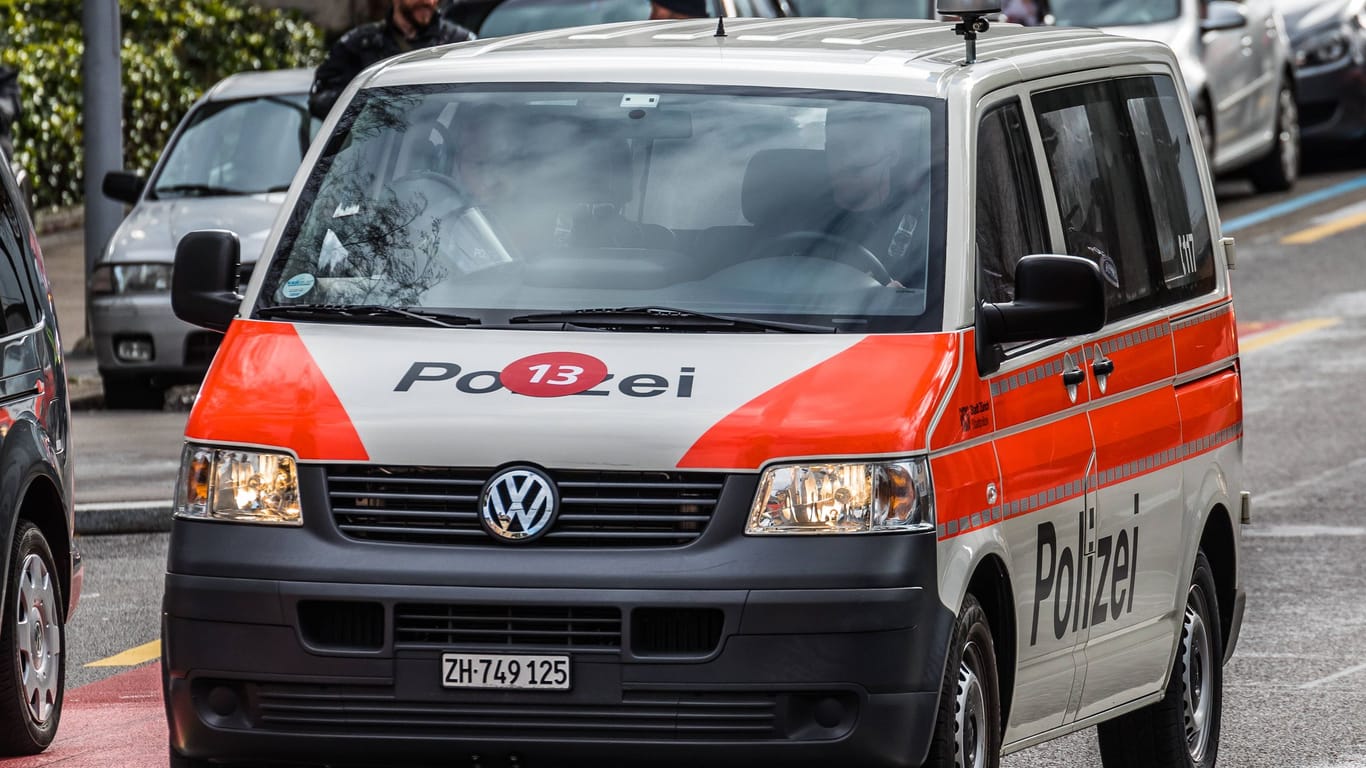 Schweizer Polizeiauto (Symbolbild): Zahlreiche Einsatzkräfte suchten im Kanton Wallis nach einem mutmaßlichen Gewalttäter.